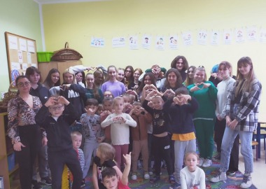 WIZYTA KLASY HUMANISTYCZNO-PEDAGOGICZNEJ W GRUPIE „0” – JEŻYKI W ODDZIALE PRZDSZKOLNYM SZKOŁY PODSTAWOWEJ NR 16 W TORUNU