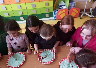 KLASA HUMANISTYCZNO - PEDAGOGICZNA ZDOBYWA WIEDZĘ PRZEZ OBSERWACJĘ