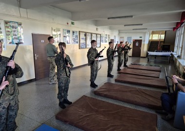 Trening musztry oraz postaw strzeleckich dla uczniów klasy 1A OPW