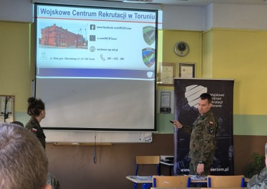 Spotkanie klasy 1a OPW z przedstawicielami Wojskowego Centrum Rekrutacji w Toruniu