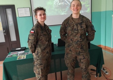 Zawody mundurowe - wizyta żołnierek z WCR w naszej szkole.